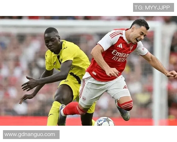 足球明星亲临藤球赛场展现运动魅力与激情碰撞的精彩瞬间